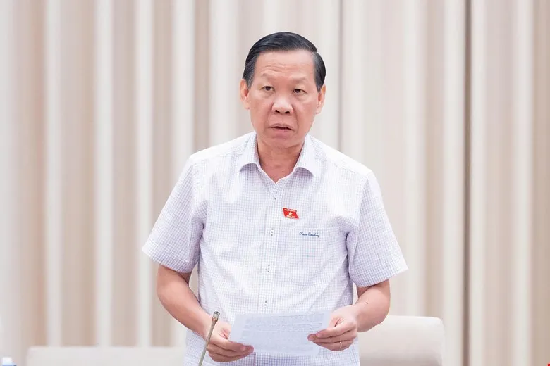 Chu nhiem Uy ban Kinh te va tai chinh Phan Van Mai bao cao tai phien hop